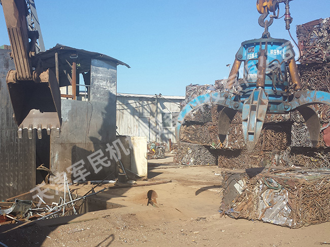 鋸末玉米骨打包機(jī)客戶實景