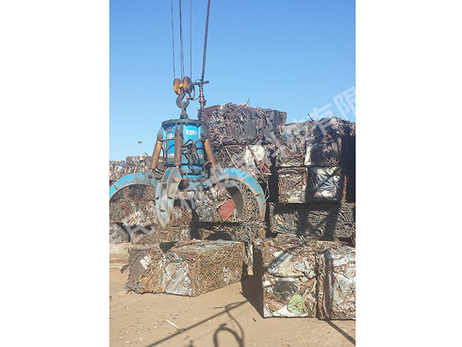 鋸末玉米骨打包機(jī)客戶實景