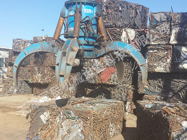 鋸末玉米骨打包機(jī)客戶實景